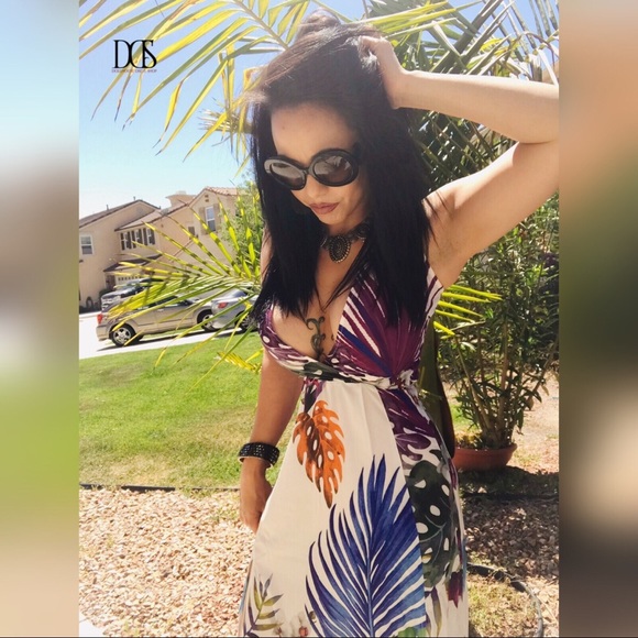 5 ⭐️ Tropical Dream - Leaf Print Maxi Dress - Picture 3 of 8